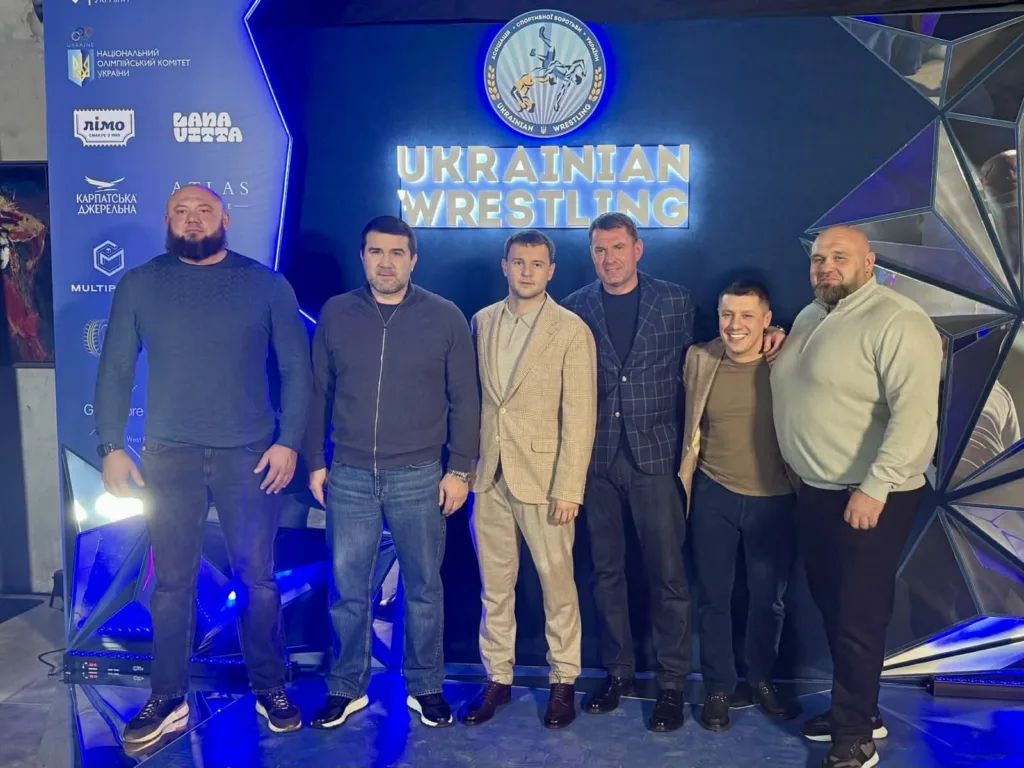 Група чоловіків на заході Ukrainian Wrestling