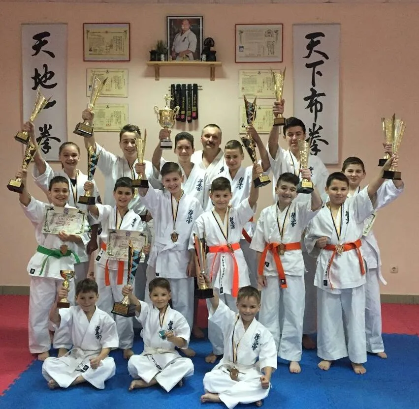 Група каратистів з кубками та медалями