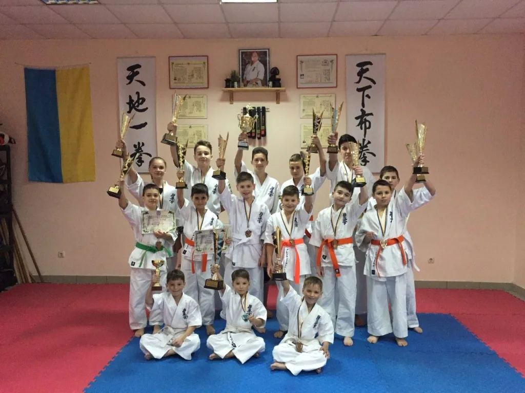 Діти каратисти з кубками після змагань