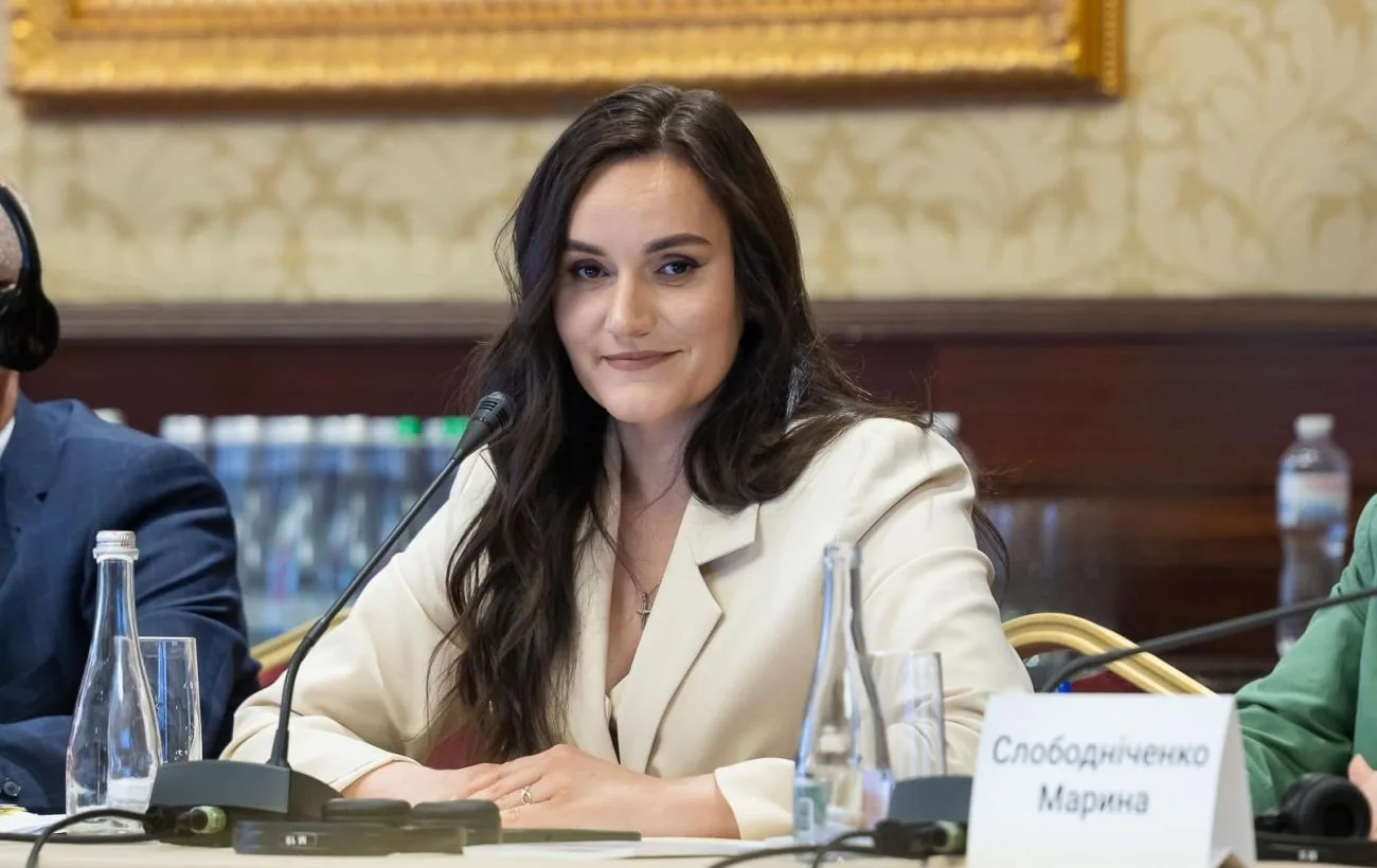 Жінка виступає на конференції за мікрофоном