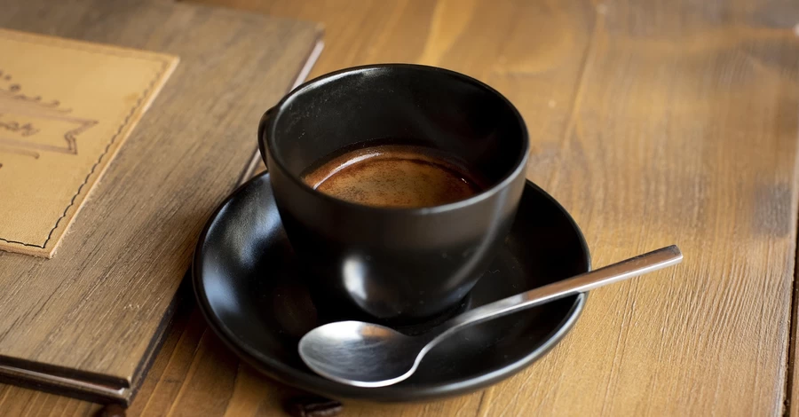 Чашка еспресо на дерев'яному столі