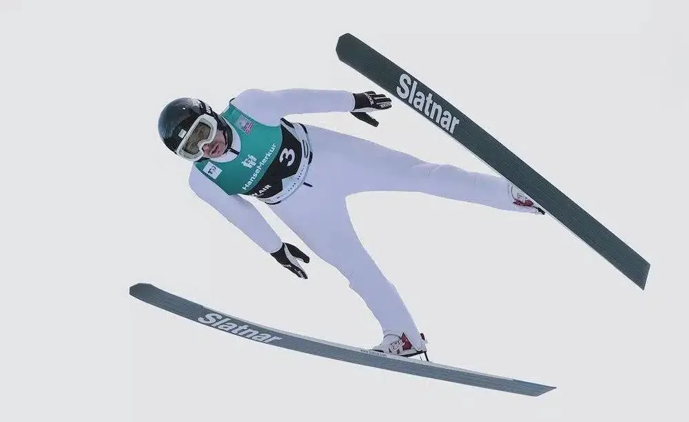 Спортсмен стрибає з трампліна на лижах