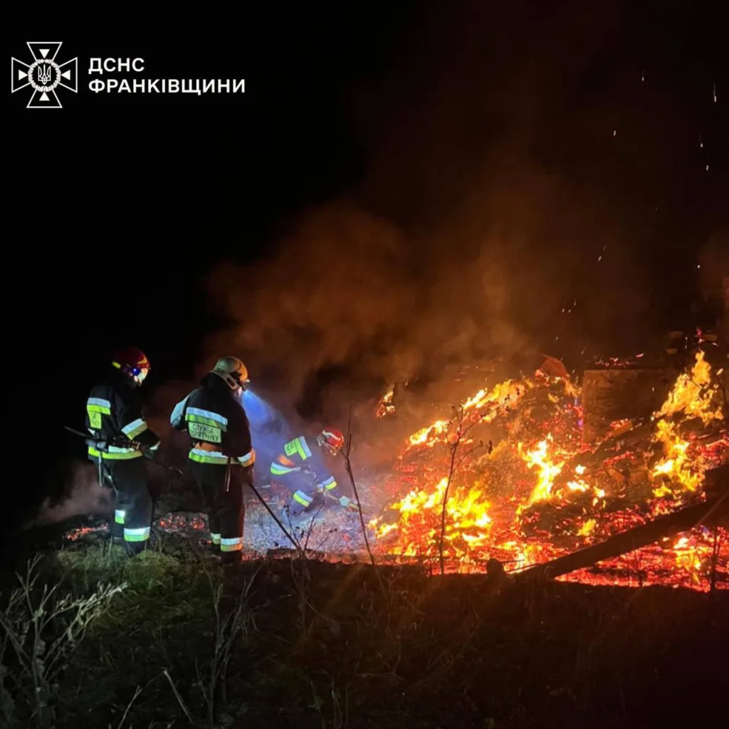 Пожежники гасять вогонь уночі на пожежі