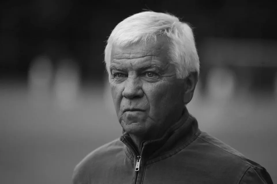 Портрет літнього чоловіка з сивим волоссям