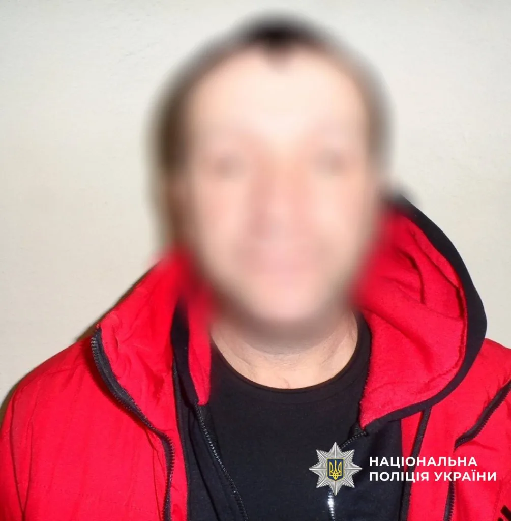 Чоловік у червоній куртці, логотип поліції України