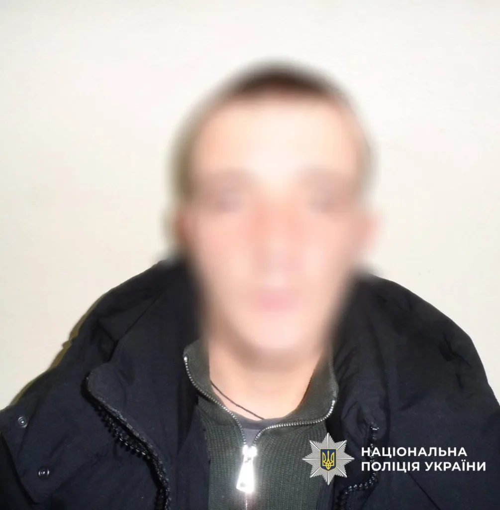 Чоловік у куртці, логотип Нацполіції України