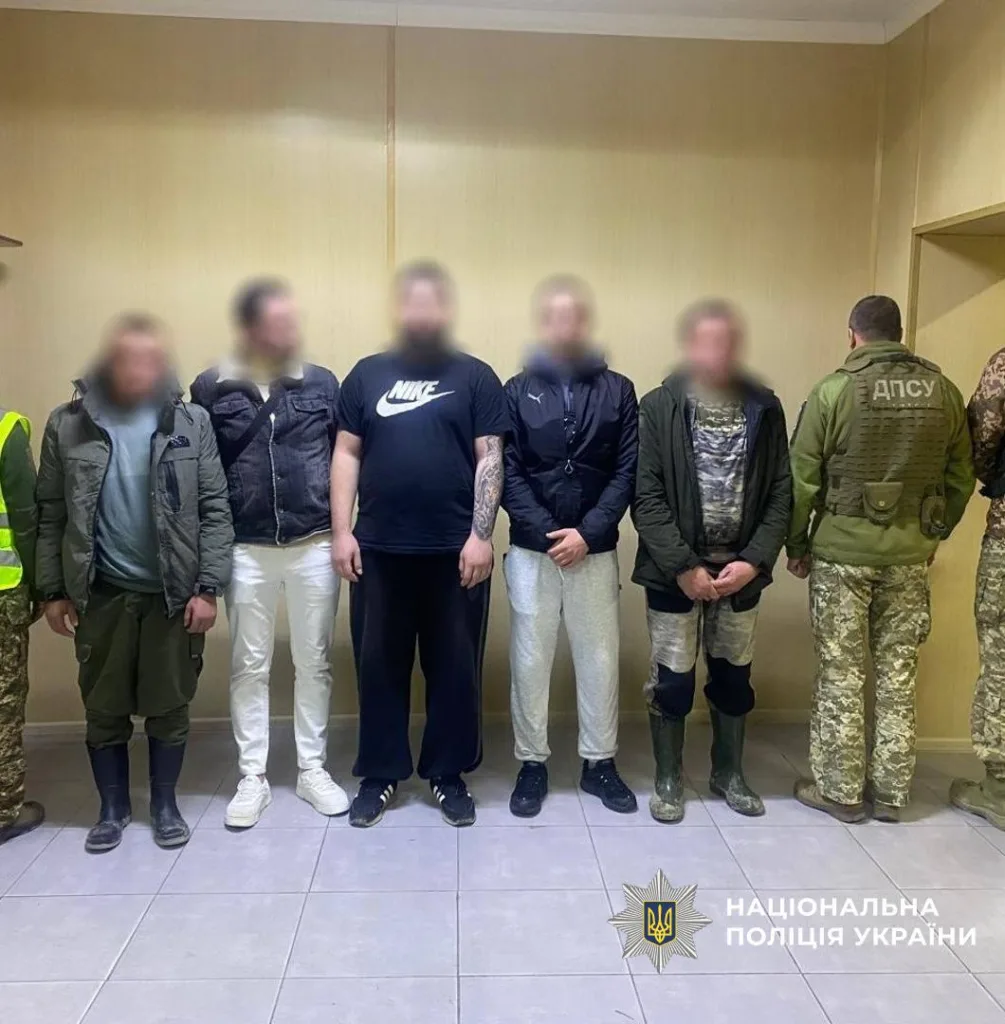 Затримані чоловіки та прикордонники України у приміщенні