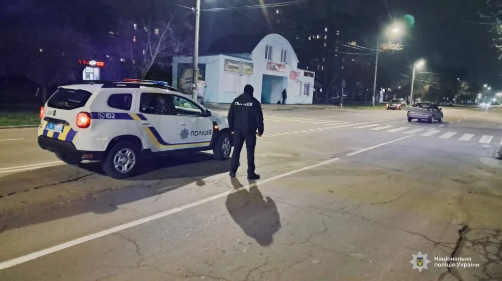 Поліція патрулює вулицю вночі