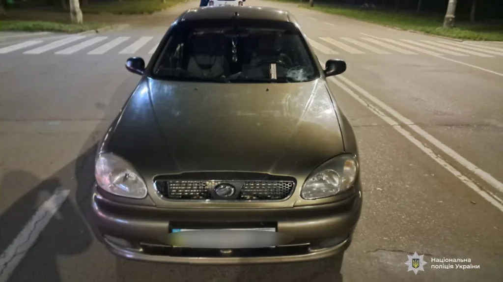 Автомобіль на пішохідному переході вночі