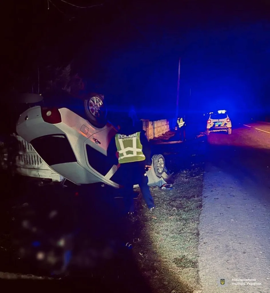 Поліція біля перекинутого авто після аварії вночі