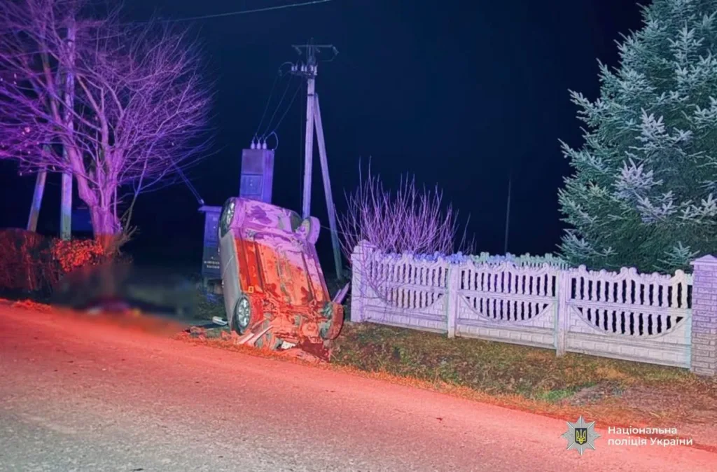 Дорожня аварія, перевернуте авто біля огорожі