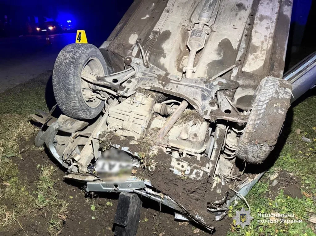 Перекинутий автомобіль після дорожньо-транспортної пригоди