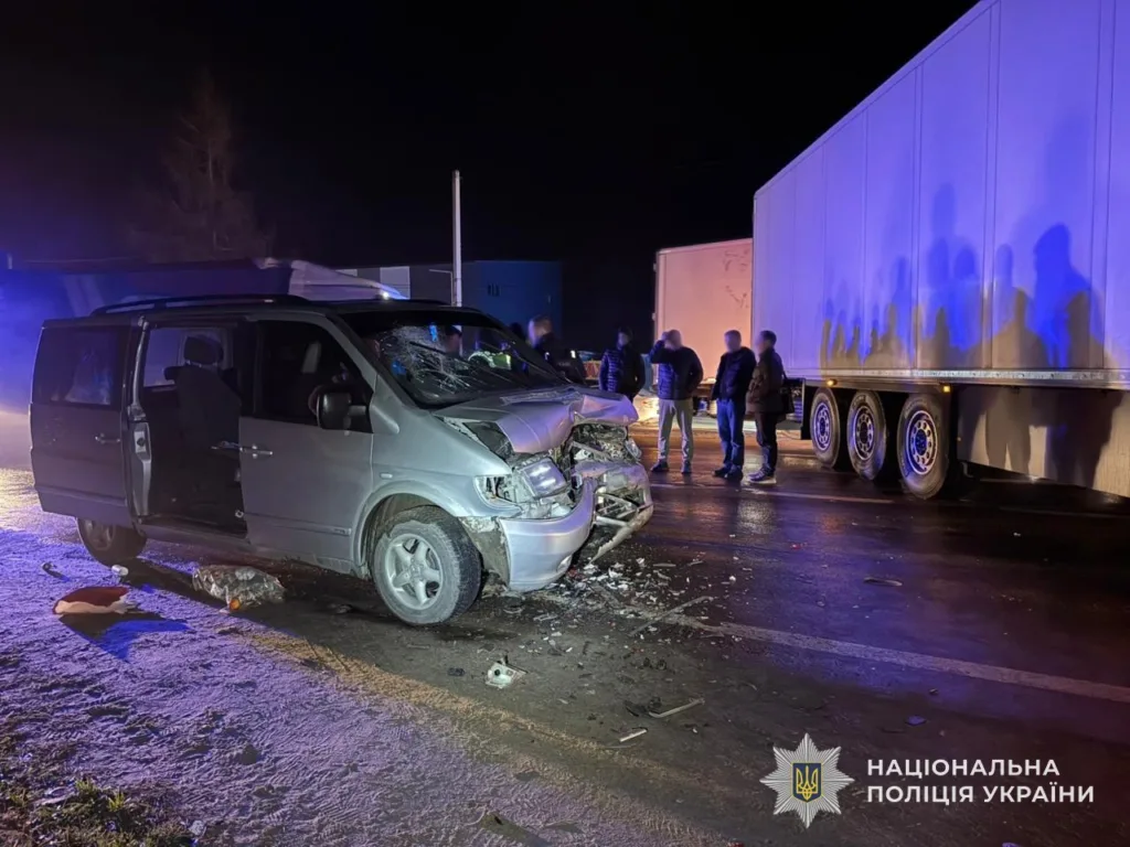 ДТП мікроавтобуса з вантажівкою вночі в Україні
