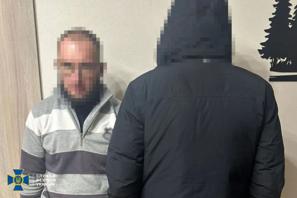 Двоє людей із піксельованими обличчями у приміщенні