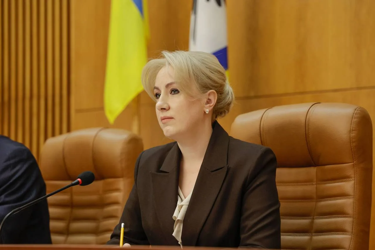 Жінка на офіційній нараді в залі засідань