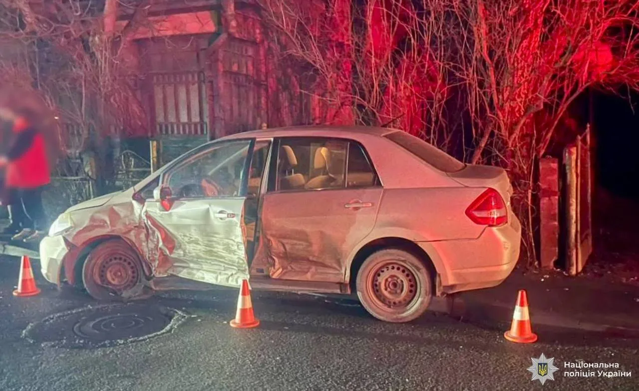 Пошкоджений автомобіль після дорожньо-транспортної пригоди