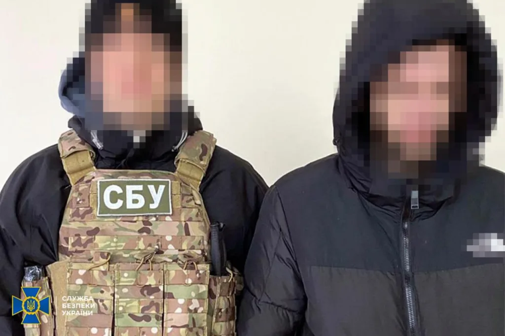 Офіцер СБУ поруч із затриманим чоловіком