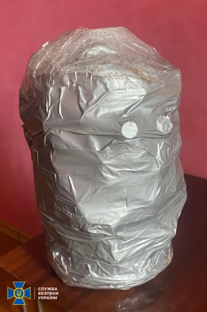 Предмет, обгорнутий сріблястою клейкою стрічкою