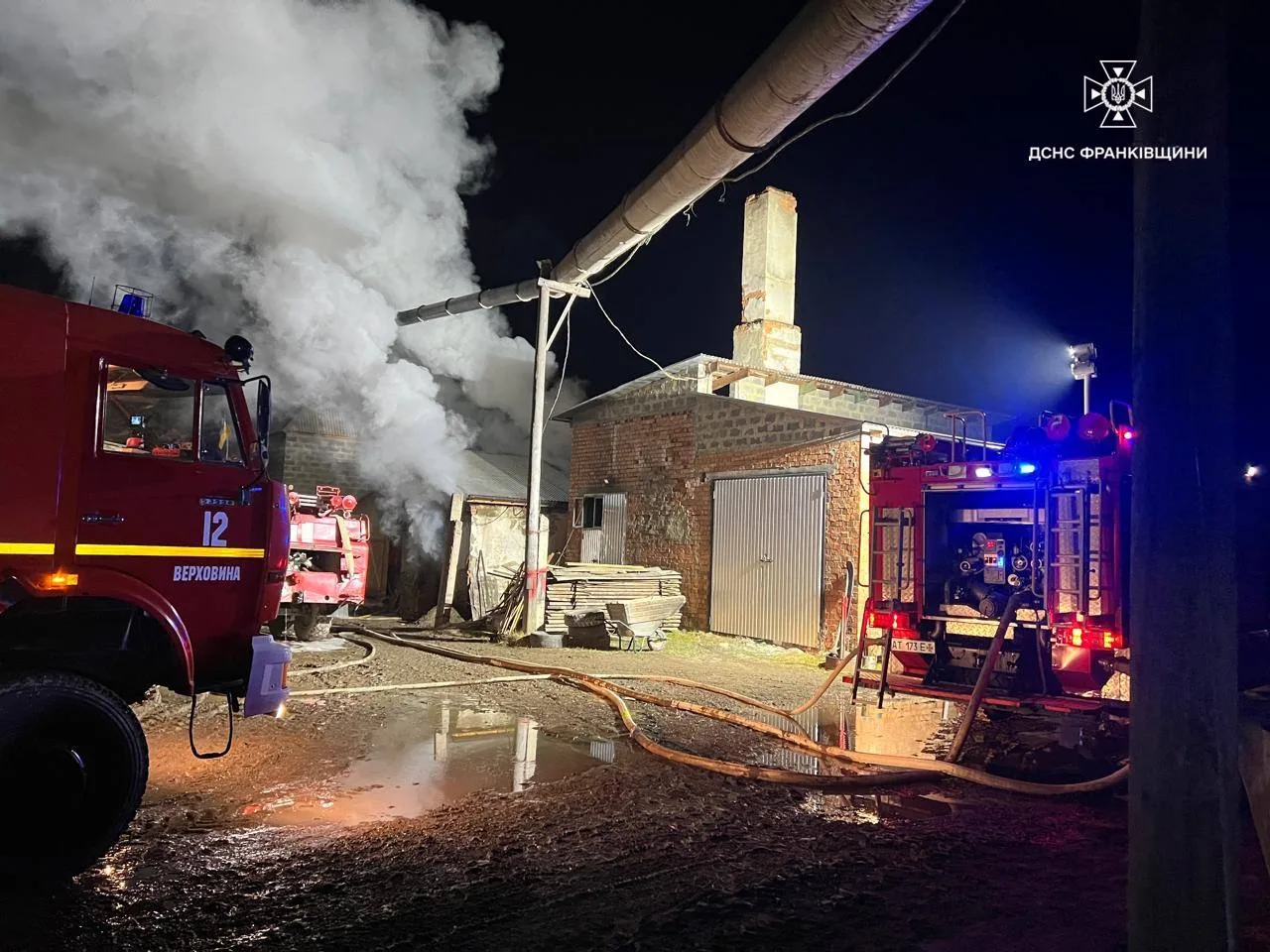 Пожежники гасять пожежу в будівлі вночі