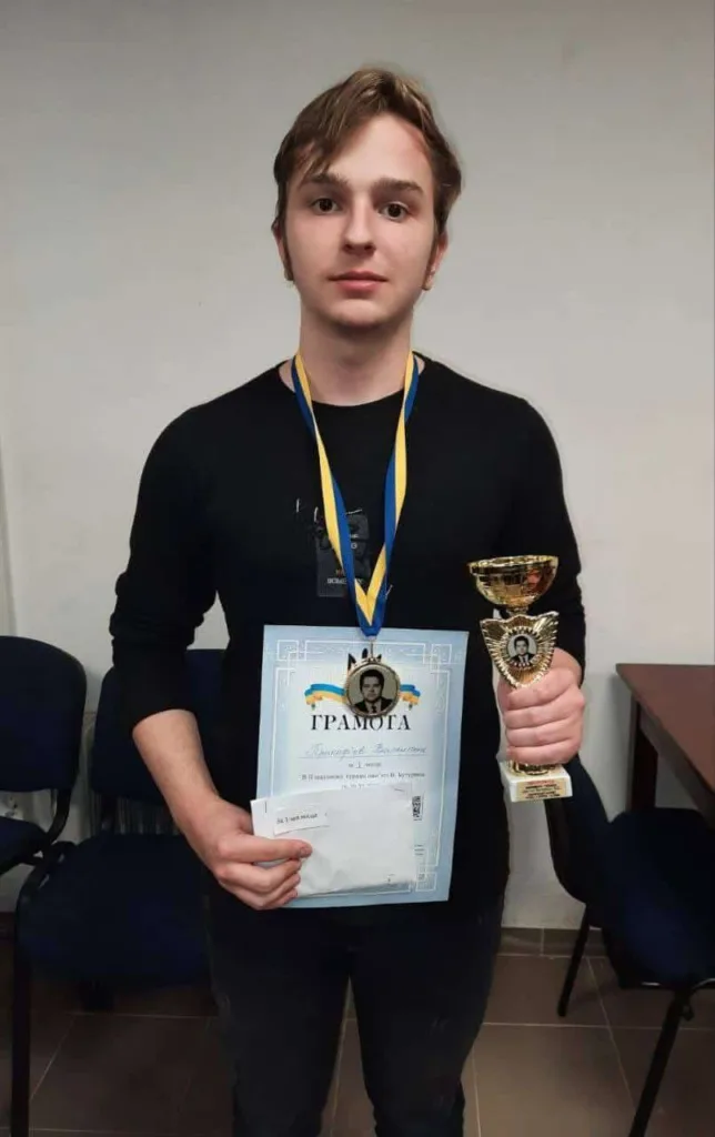 Переможець з грамотою та кубком на змаганнях