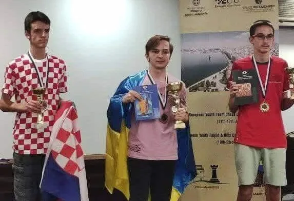 Переможці шахового турніру з кубками та медалями