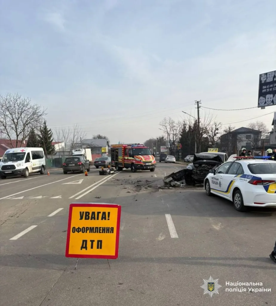 Дорожня аварія за участі поліції та пожежників