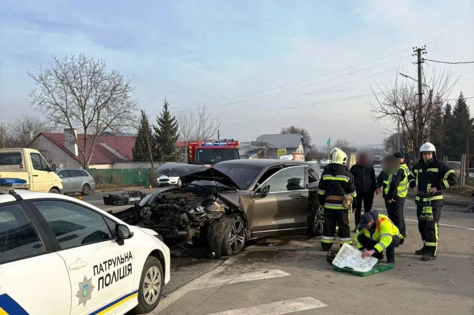 Дорожньо-транспортна пригода, працюють рятувальники та поліція