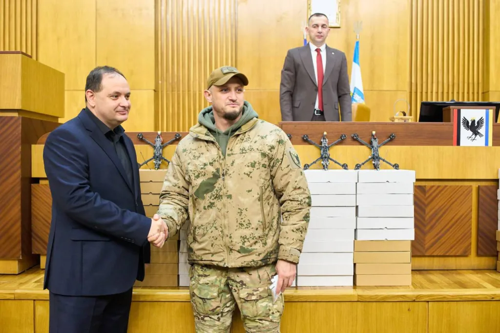 Вручення дронів військовим у залі міськради