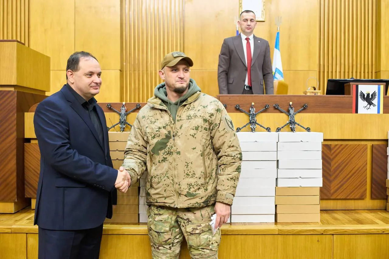 Вручення дронів військовим у залі міськради