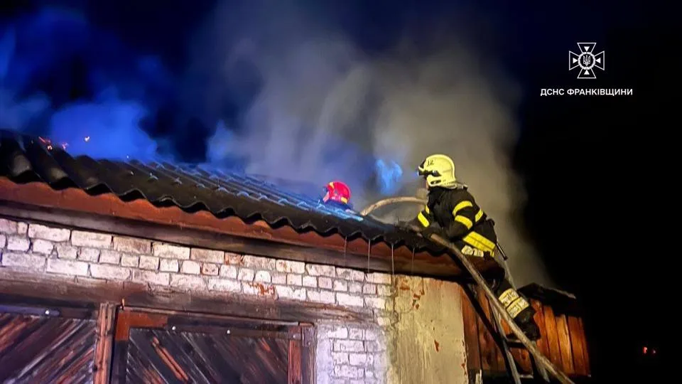 Пожежники гасять вогонь на даху будівлі