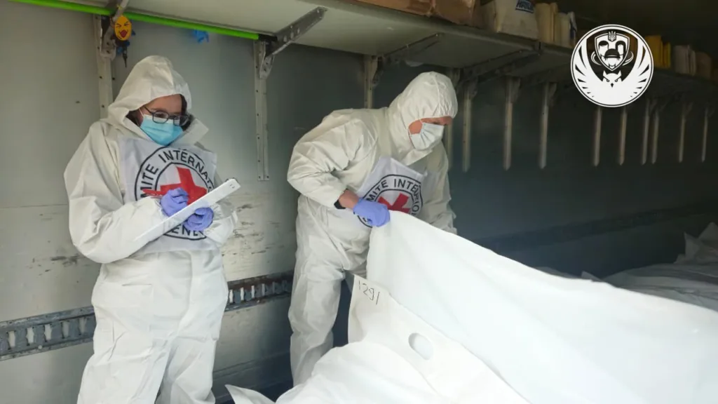 Працівники Червоного Хреста у захисних костюмах