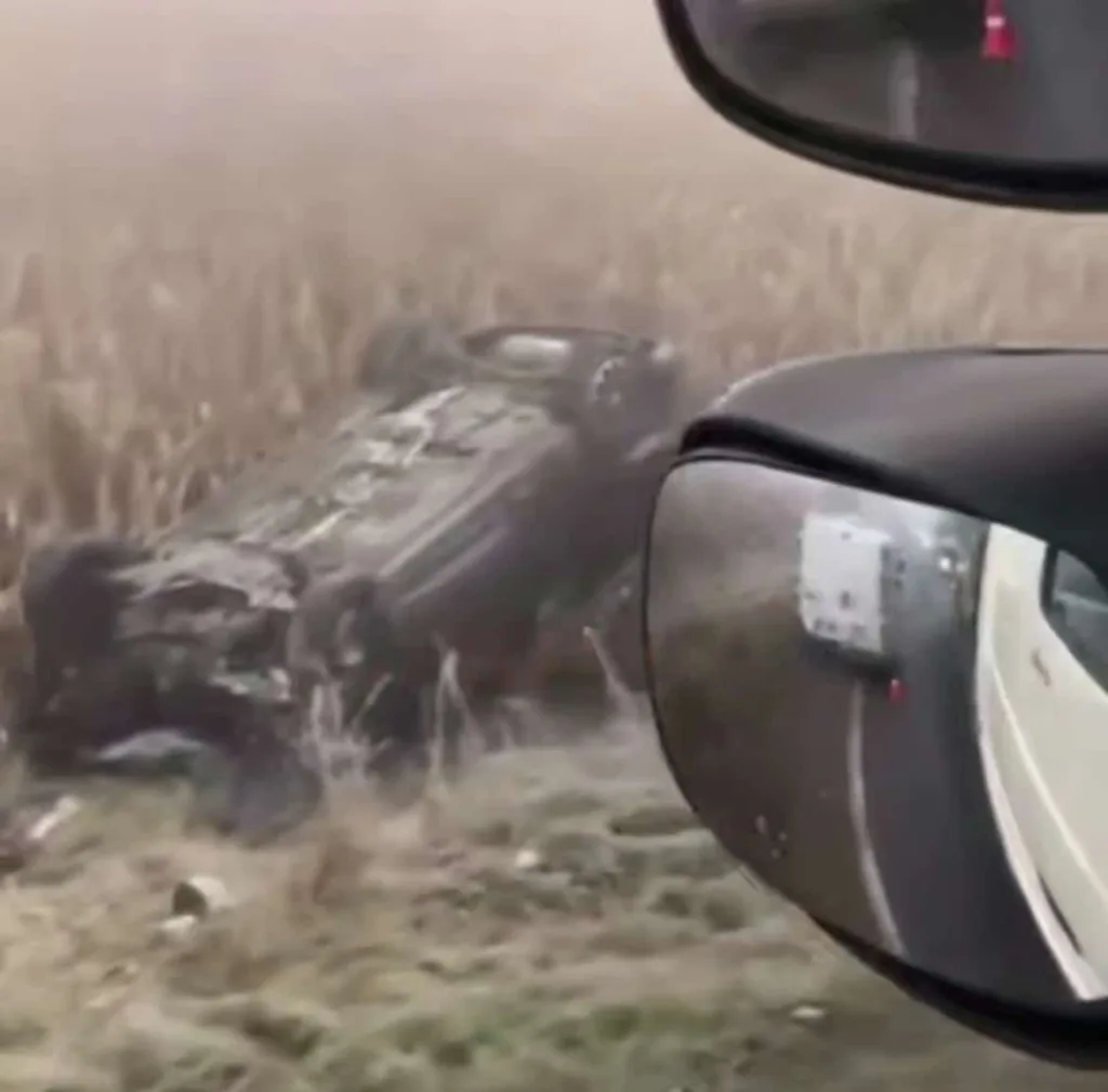 Перекинутий автомобіль біля дороги в тумані