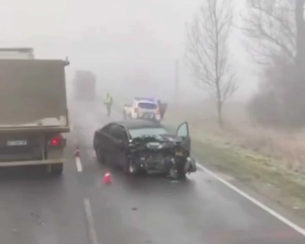 Дорожня аварія на туманній трасі