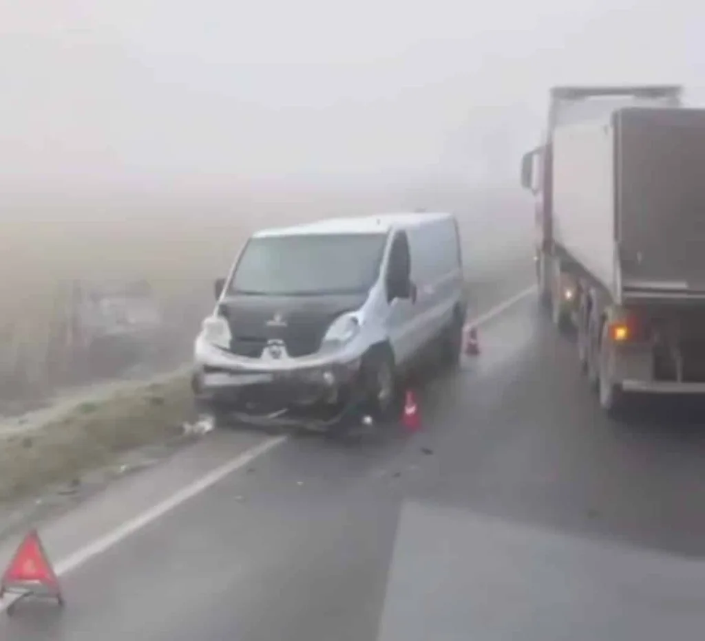 Дорожня аварія фургона та вантажівки у тумані