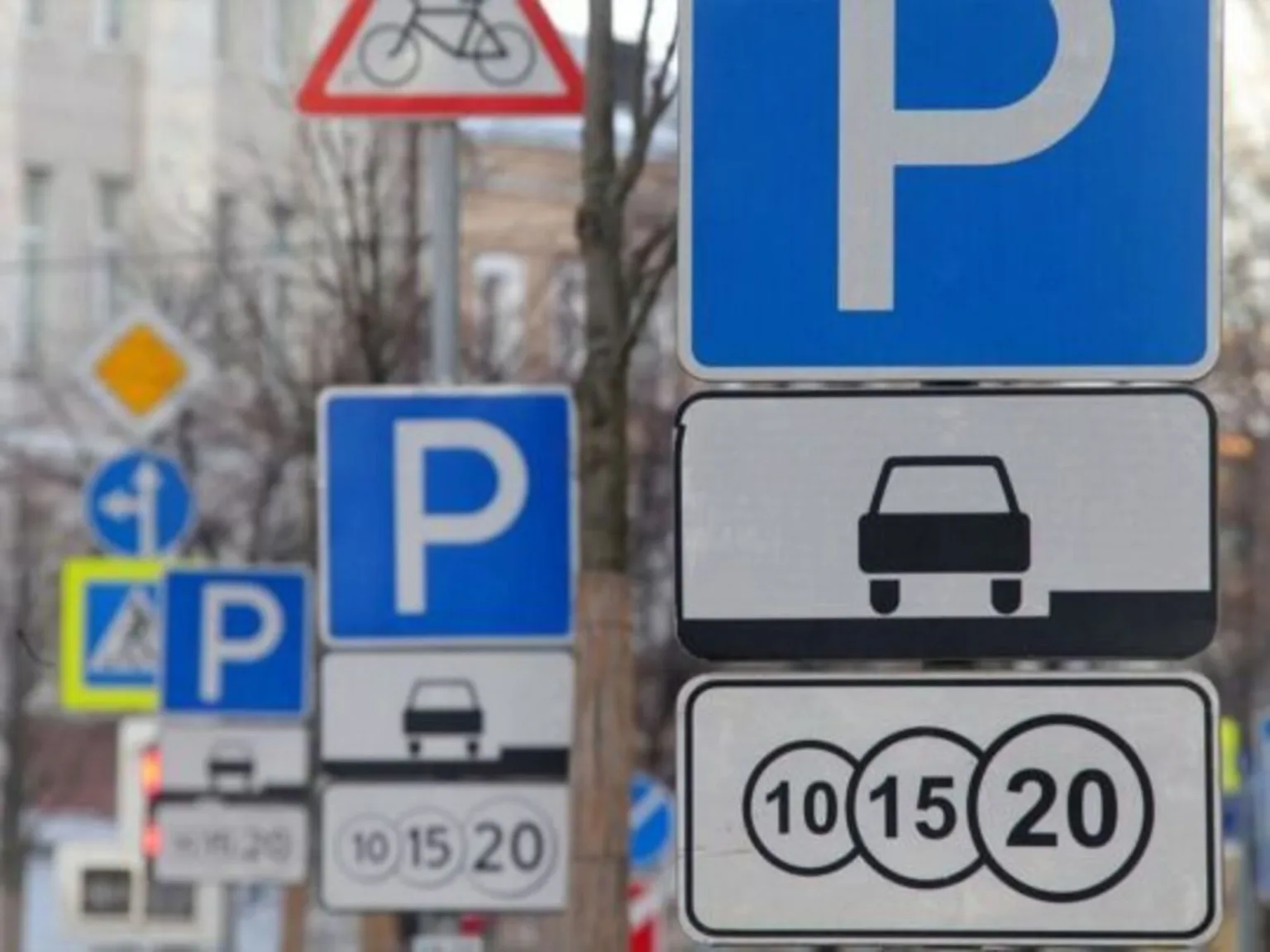 Дорожні знаки парковки в місті Україна
