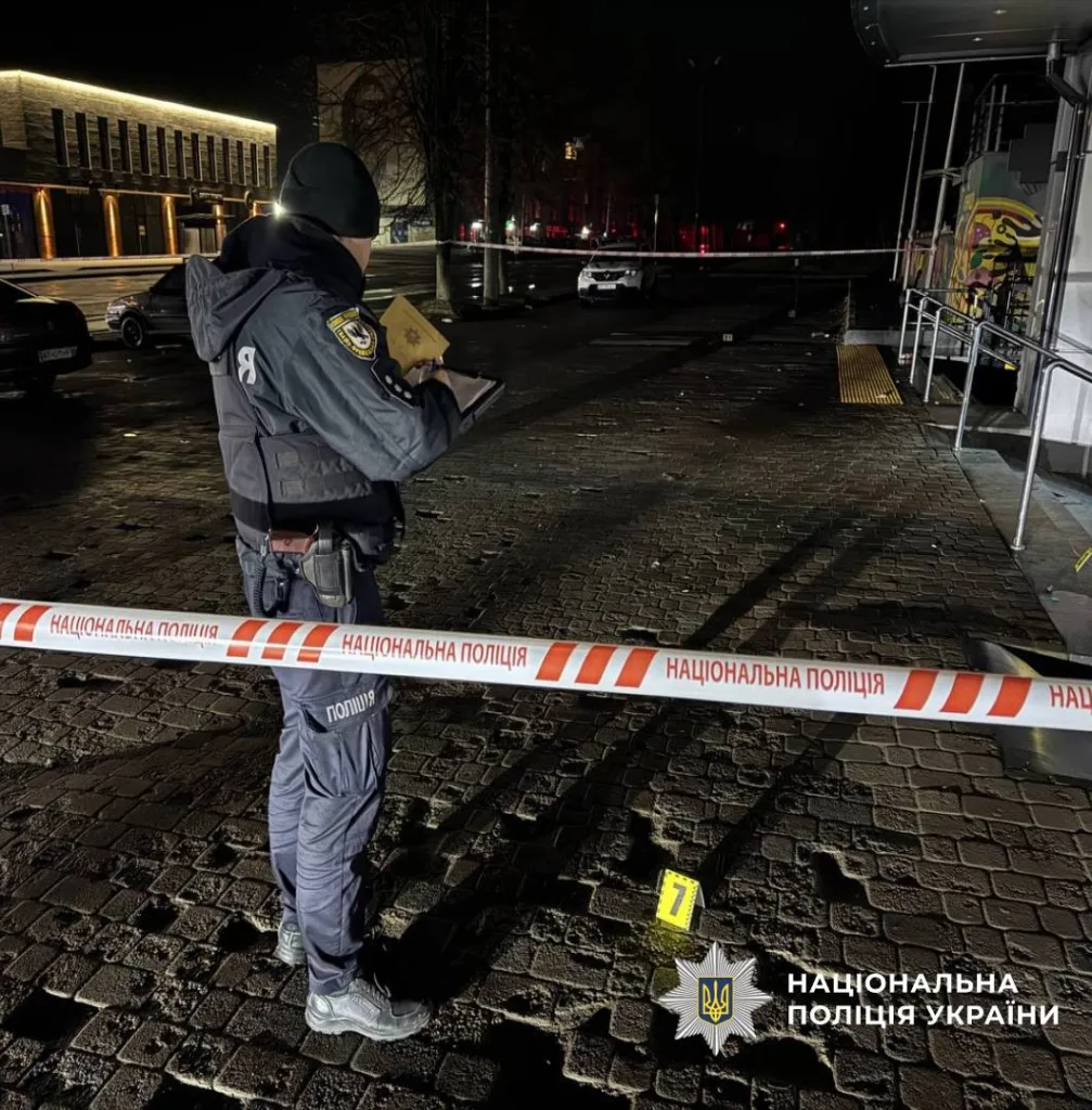 Поліцейський працює на місці злочину вночі