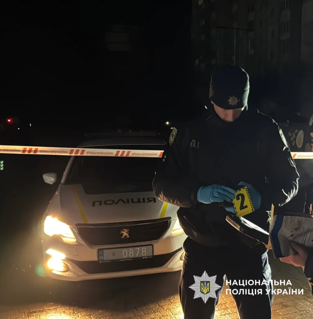 Поліція України досліджує місце події вночі