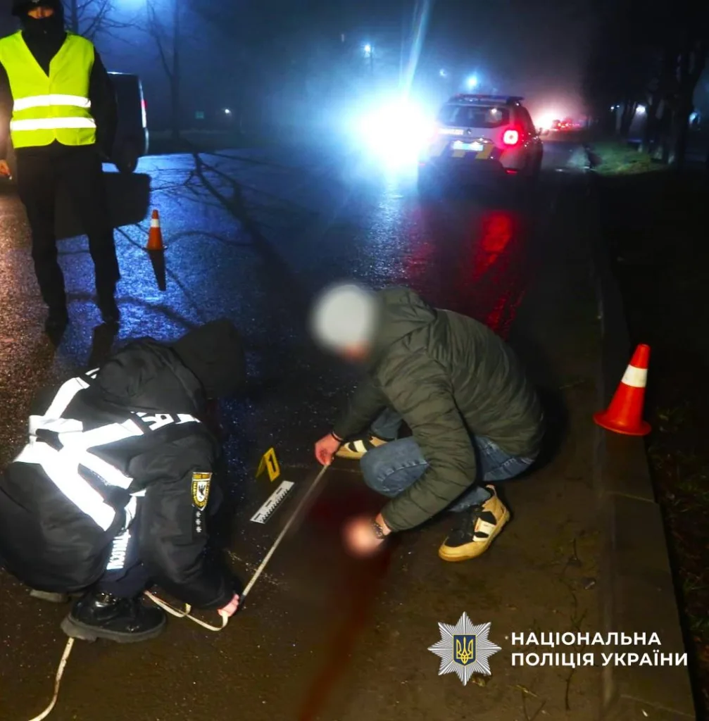 Поліція досліджує місце ДТП вночі