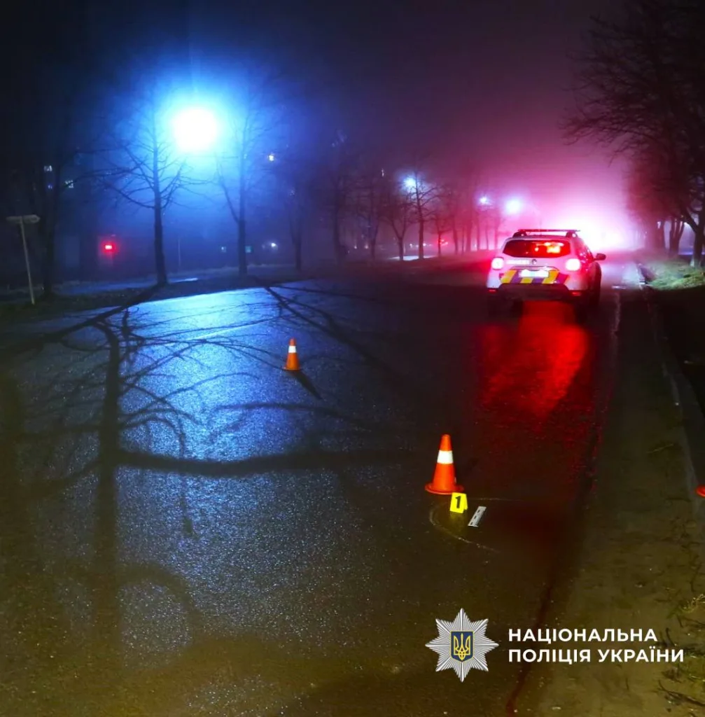 Поліцейська машина на нічній мокрій дорозі