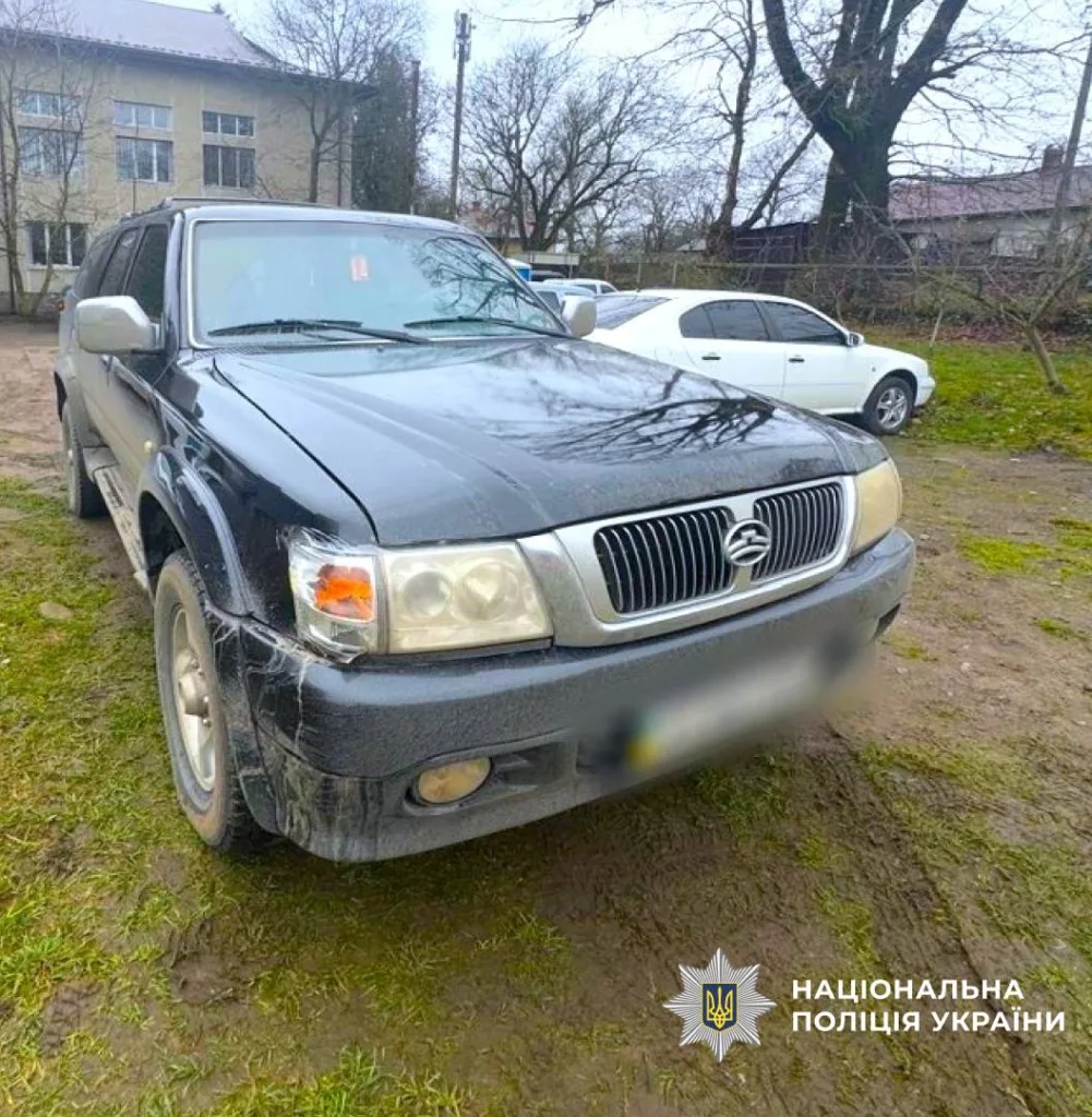 Чорний позашляховик на стоянці біля будівлі