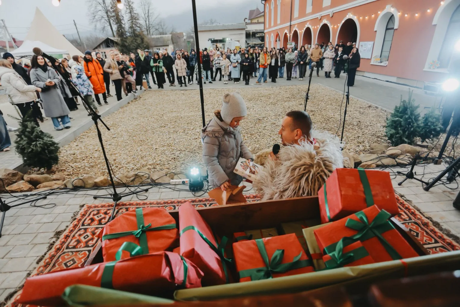 Різдвяне свято з подарунками та публікою надворі