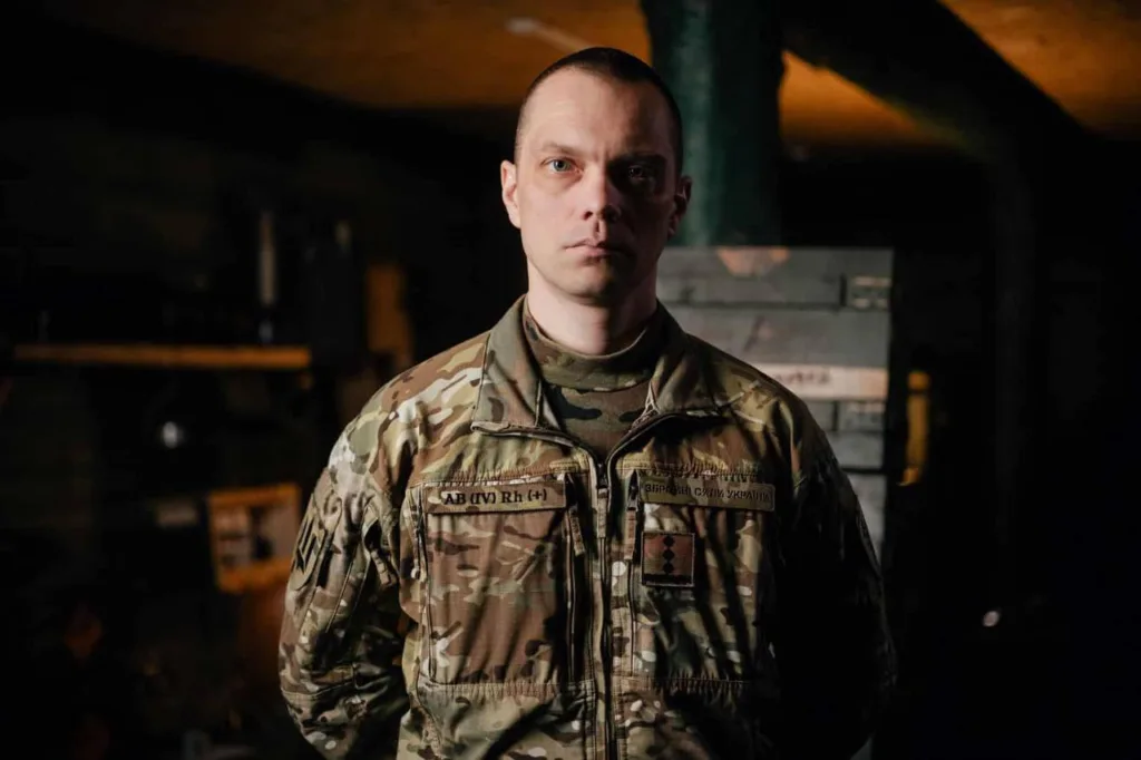 Український військовий у камуфляжній формі в укритті