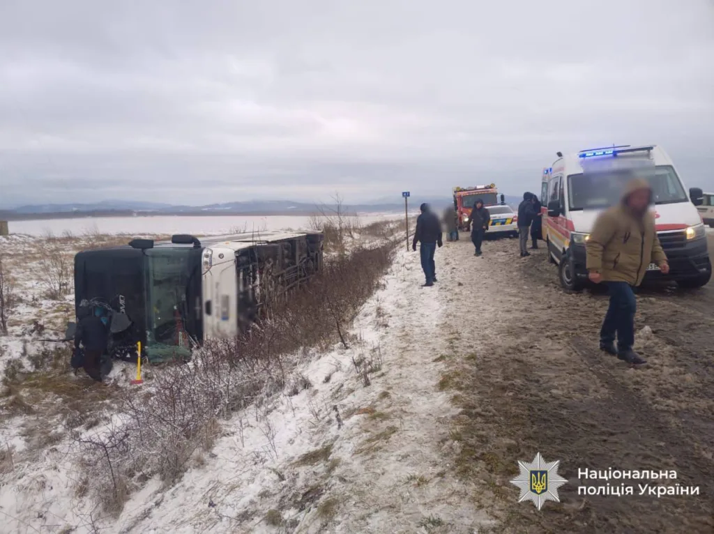 ДТП автобус перекинувся на засніженій дорозі