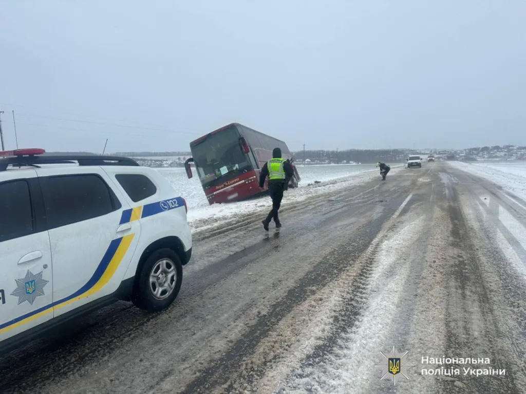 Автобус з'їхав у кювет, поліція на місці