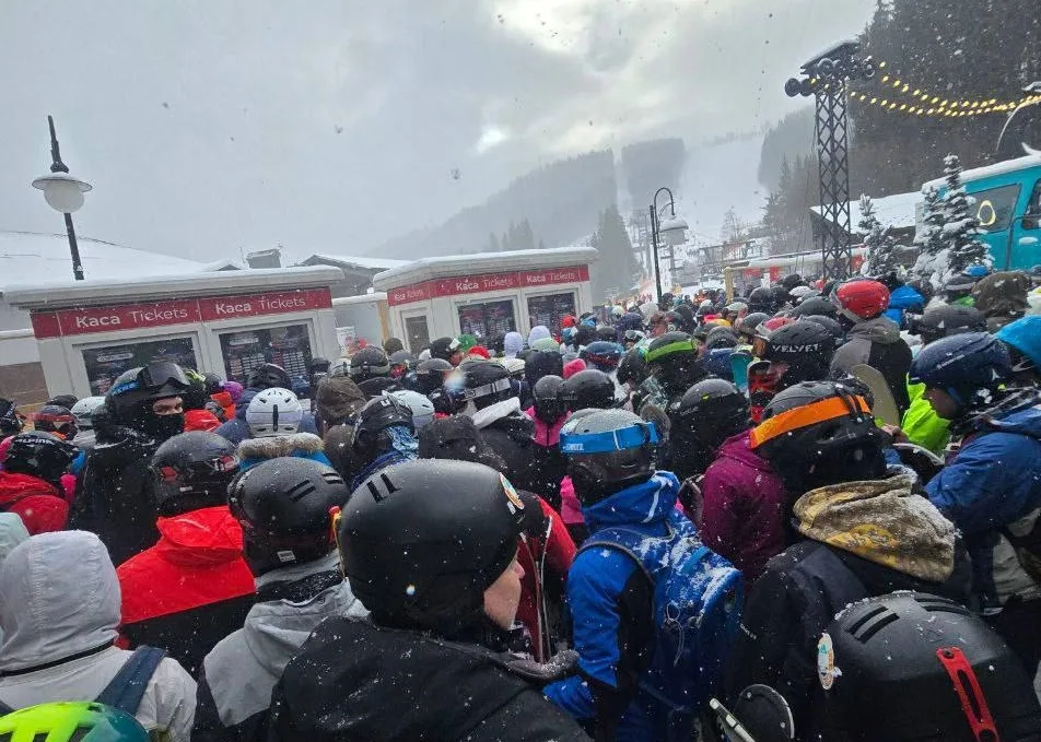 Черга лижників біля кас гірськолижного курорту