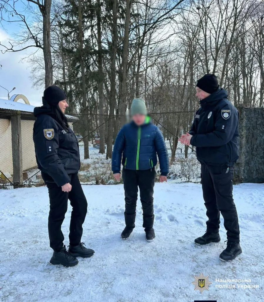 Поліцейські спілкуються з людиною на снігу