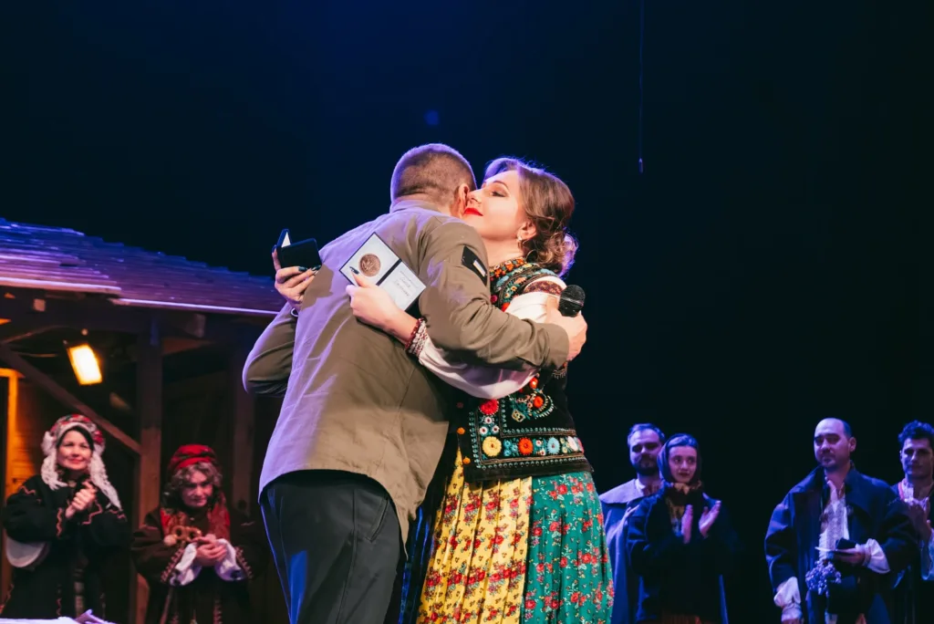 Вручення нагороди на сцені у традиційному одязі