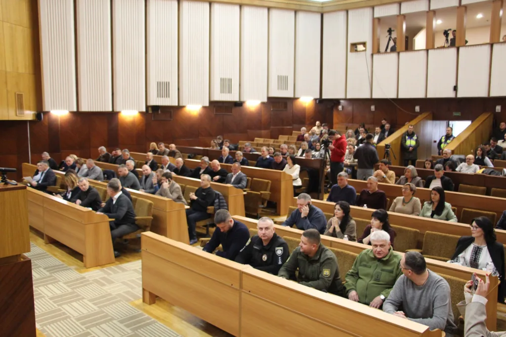 Люди на засіданні в сесійній залі