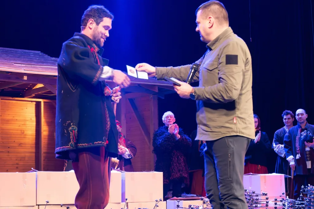 Вручення нагороди на сцені під час події