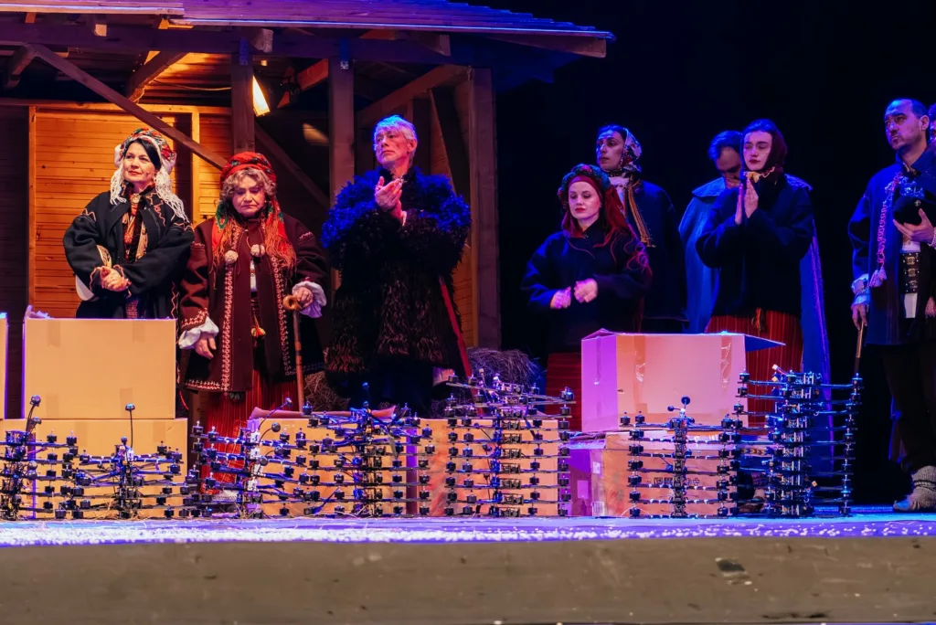 Театральна вистава з акторами у традиційних костюмах